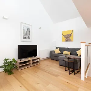 Modern 3-storey 3-bedroom Apartamento Edimburgo